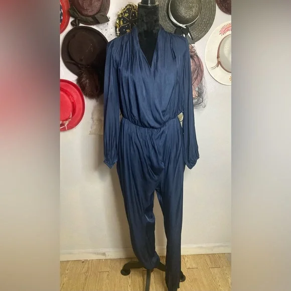 Blue jumper long sleeve, very silky feel. Size small, - Picture 2 of 9